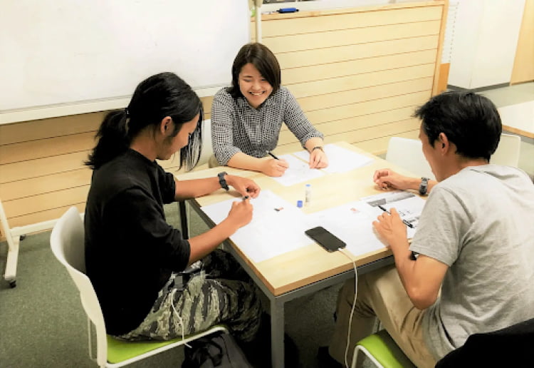 相談者さんの就職サポートを行う市川さん